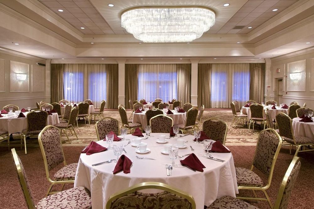 Doubletree By Hilton Akron Fairlawn Restaurant photo