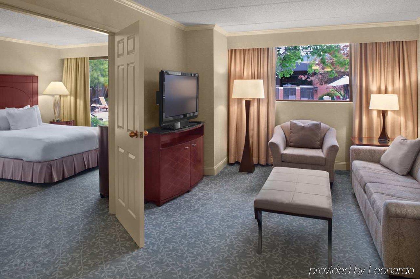 Doubletree By Hilton Akron Fairlawn Room photo